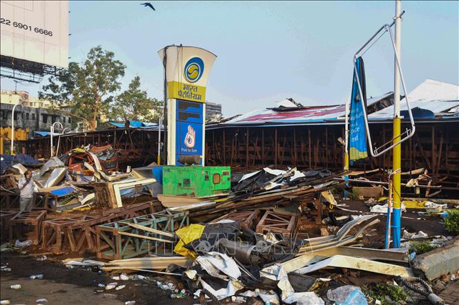 Hiện trường vụ sập biển quảng cáo ở Mumbai, Ấn Độ, ngày 14/5/2024. Ảnh: AFP/TTXVN