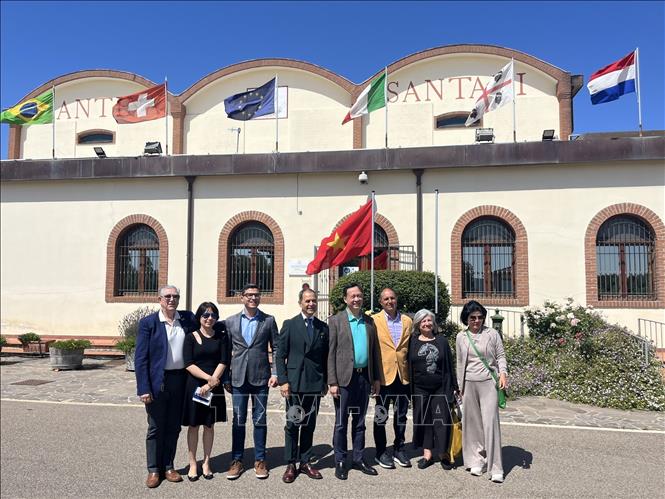 Vietnamese Ambassador to Italy Duong Hai Hung and Mayor of Santadi Massimo Impera (3rd R) visit a wine production facility in Santadi. VNA Photo
