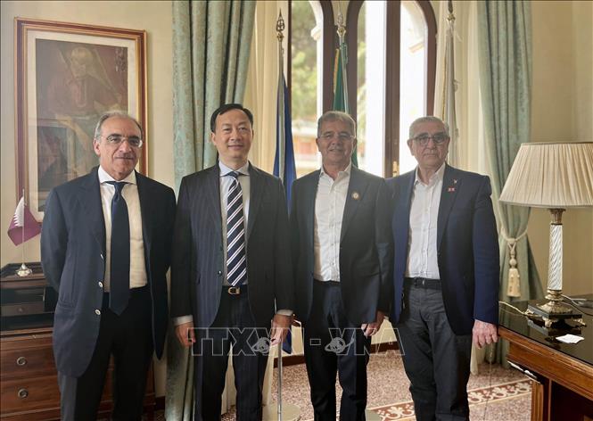 Vietnamese Ambassador to Italy Duong Hai Hung and Settimo Nizzi, Mayor of the city of Olbia (2nd R). VNA Photo