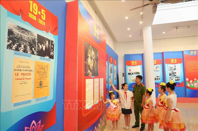 Triển lãm giúp công chúng hiểu sâu sắc hơn về cuộc đời và sự nghiệp cách mạng vĩ đại của Chủ tịch Hồ Chí Minh; cảm nhận rõ hơn về những tình cảm của Chủ tịch Hồ Chí Minh với Thủ đô Hà Nội và sự trân trọng, lòng biết ơn sâu sắc của nhân dân Thủ đô, nhân dân Việt Nam với Người. Ảnh: Thanh Tùng - TTXVN 
