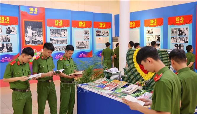 Triển lãm trưng bày giới thiệu hơn 150 hình ảnh, tài liệu, bản trích được bố cục theo 2 phần nội dung: Hồ Chí Minh – Cả một đời vì nước vì dân; Bác Hồ với Hà Nội, Hà Nội với Bác Hồ. Ảnh: Thanh Tùng - TTXVN 