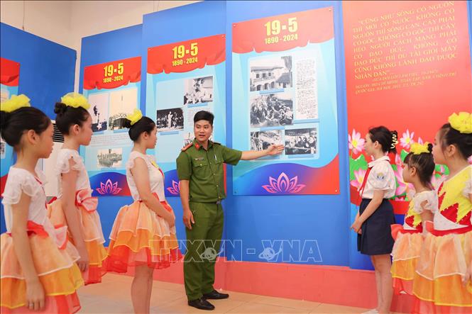 Qua triển lãm, mỗi chúng ta càng thêm tự hào về Bác kính yêu, nguyện tiếp tục đi theo con đường cách mạng vẻ vang mà Đảng và Bác đã vạch ra, đoàn kết, chung sức đồng lòng xây dựng đất nước ta 