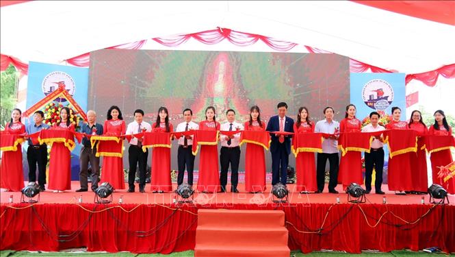 Các đại biểu cắt băng khánh thành Nhà máy Thủy điện Bản Nhùng. Ảnh: Anh Tuấn - TTXVN 