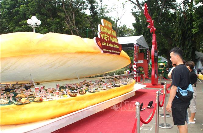 Mô hình bánh mì khổng lồ tại lễ hội. Ảnh: Mỹ Phương – TTXVN
