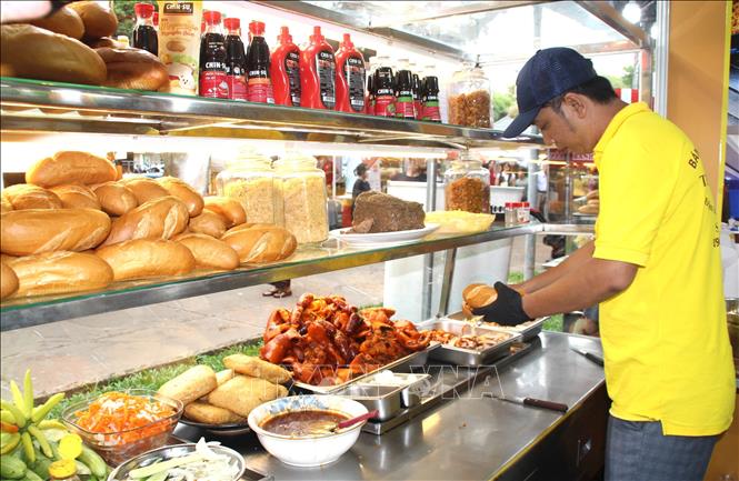 Đầu bếp của thương hiệu bánh mì Tuấn 7 Kẹo, Thành phố Hồ Chí Minh làm bánh mì hương vị truyền thống. Ảnh: Mỹ Phương – TTXVN
