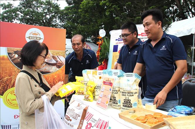Doanh nghiệp tiếp thị các loại nguyên liệu chế biến bánh mì tại lễ hội. Ảnh: Mỹ Phương – TTXVN
