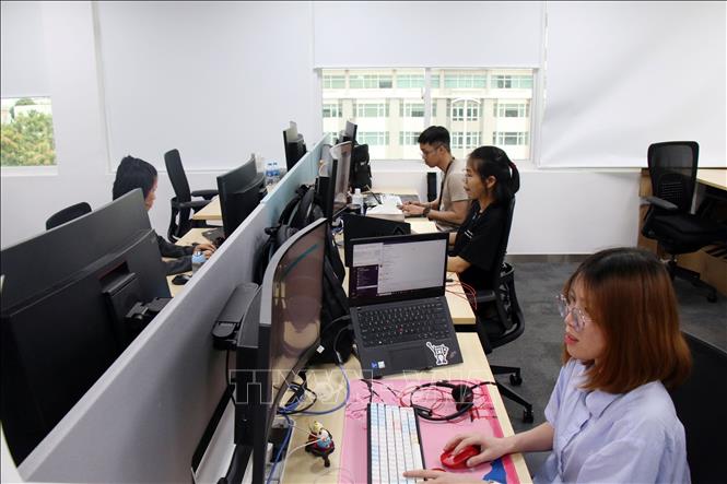 Vietnamese engineers work at HCM City-based Marvell office. VNA Photo: Tiến Lực 