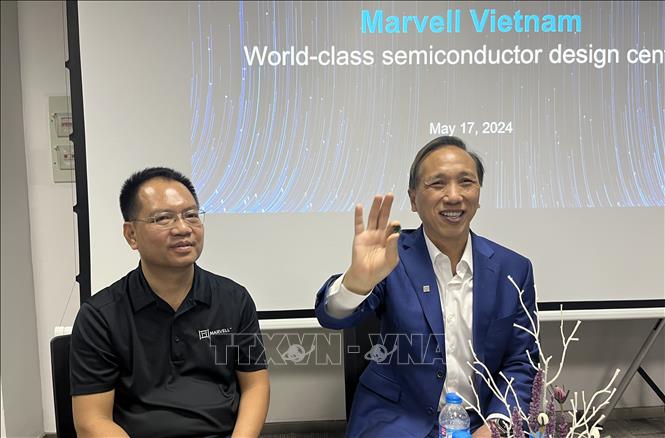 Marvell representatives introduce their products developed with the participation of Vietnamese engineers. VNA Photo: Tiến Lực 