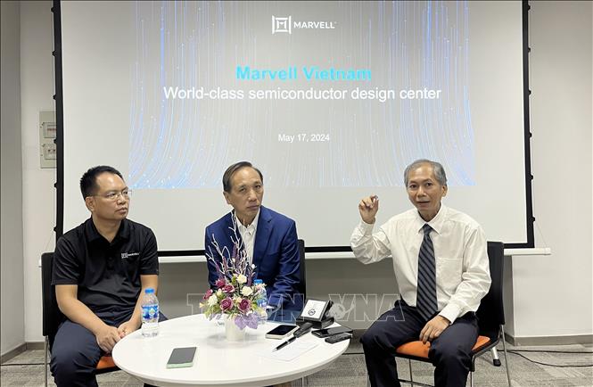 Marvell representatives introduce their products developed with the participation of Vietnamese engineers. VNA Photo: Tiến Lực 