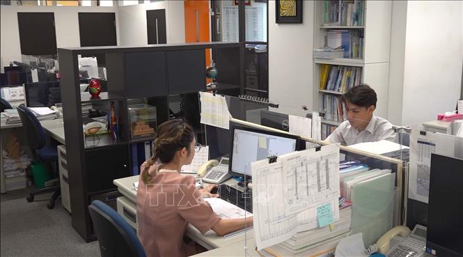 Kỹ sư Nguyễn Thị Anh Hằng thiết kế các bản vẽ thi công cho các công trình của công ty Takara. Ảnh: Nguyễn Tuyến - Pv TTXVN tại Nhật Bản