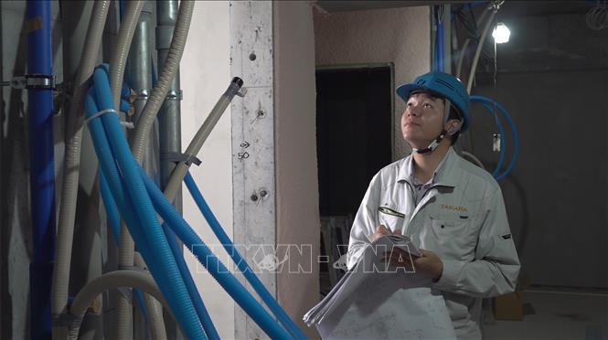 Kỹ sư Hoàng Nông Bộ thực hiện công tác giám sát chất lượng thi công. Ảnh: Nguyễn Tuyến - Pv TTXVN tại Nhật Bản