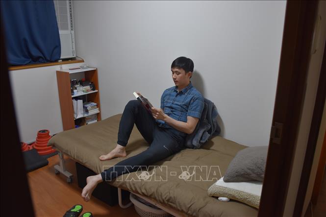Những phút thư giãn của anh Sáng sau một đêm làm việc tại xưởng bánh mì. Ảnh: Phạm Tuân - Pv TTXVN tại Nhật Bản 