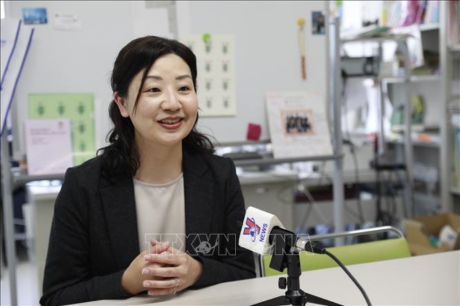 Cô Tomoko Kanehira, Phó Giáo sư Khoa Giáo dục mầm non Trường Đại học Aomori Chuo Gakuin bày tỏ ấn tượng tốt đẹp khi nói về du học sinh Việt Nam. Ảnh: Xuân Giao - Pv TTXVN tại Nhật Bản