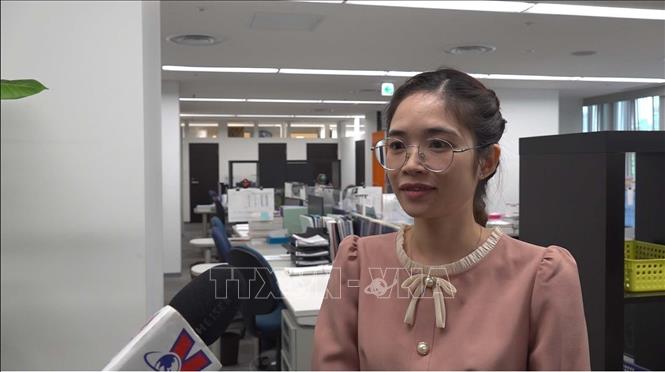 Chị Nguyễn Thị Anh Hằng, kỹ sư của Công ty thi công đường nước Takara, trả lời phỏng vấn của TTXVN. Ảnh: Nguyễn Tuyến - Pv TTXVN tại Nhật Bản