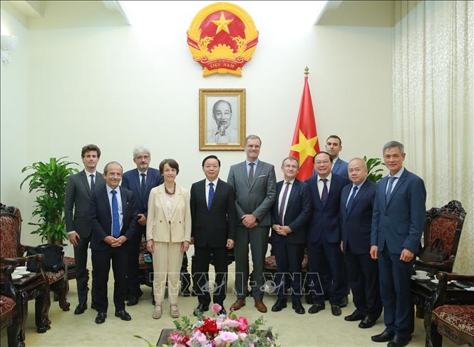 Deputy Prime Minister Tran Hong Ha receives AFD Deputy Director General Marie-Hélène Loison. VNA/Photo by courtesy