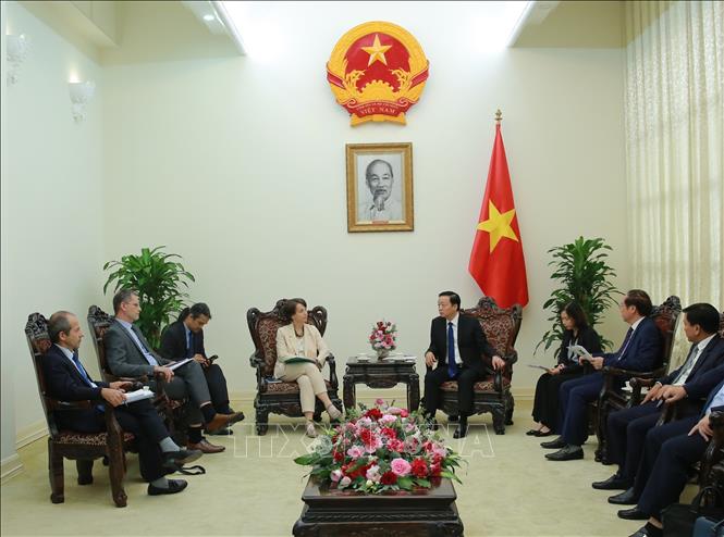 Deputy Prime Minister Tran Hong Ha receives AFD Deputy Director General Marie-Hélène Loison. VNA/Photo by courtesy