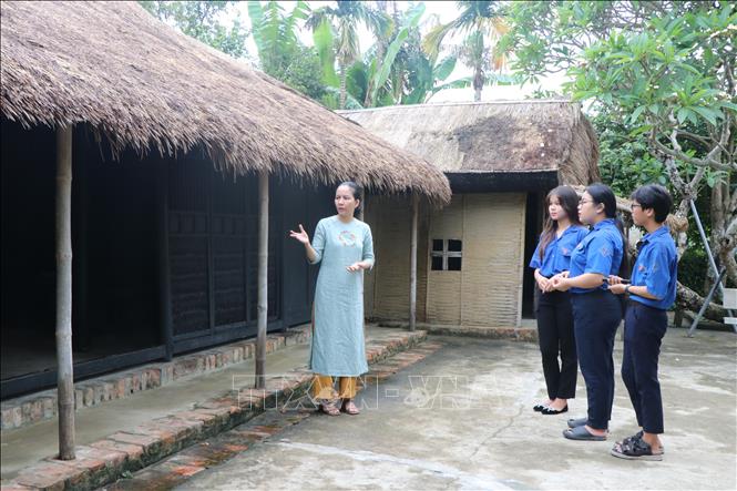 Học sinh đến tham quan tại di tích quốc gia đặc biệt Nhà lưu niệm thời niên thiếu của Chủ tịch Hồ Chí Minh tại làng Dương Nỗ. Ảnh: Tường Vi - TTXVN