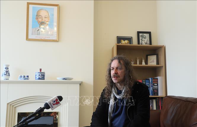 Nhà sử học John Callow trả lời phỏng vấn về Chủ tịch Hồ Chí Minh. Ảnh: Phong Hà - TTXVN