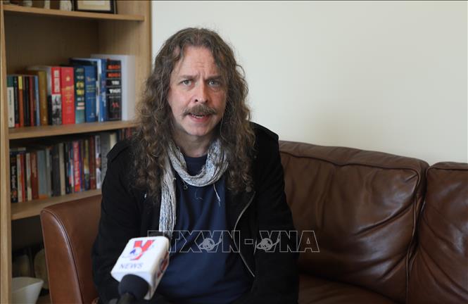 Nhà sử học John Callow trả lời phỏng vấn của TTXVN về chiến thắng Điện Biên Phủ. Ảnh: Phong Hà - TTXVN