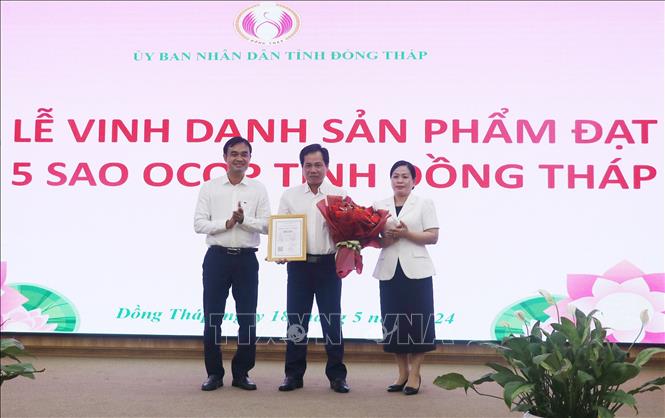 Lãnh đạo tỉnh Đồng Tháp chúc mừng sản phẩm sen đạt OCOP 5 sao của Công ty TNHH một thành viên Nam Huy Đồng Tháp. Ảnh : Nguyễn Văn Trí - TTXVN