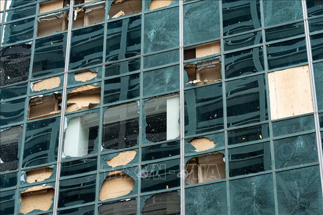 Tòa nhà bị hư hỏng do lốc xoáy ở Houston, bang Texas, Mỹ ngày 17/5/2024. Ảnh: THX/TTXVN
