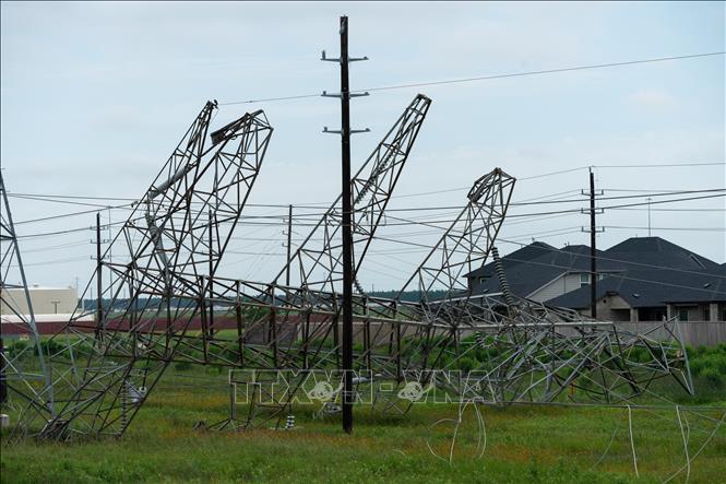 Cột điện bị gãy đổ do lốc xoáy ở Houston, bang Texas, Mỹ ngày 17/5/2024. Ảnh: THX/TTXVN