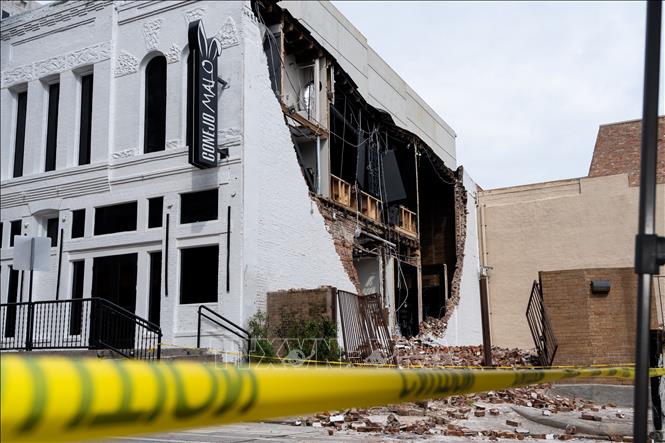Tòa nhà bị phá hủy do lốc xoáy ở Houston, bang Texas, Mỹ ngày 17/5/2024. Ảnh: THX/TTXVN