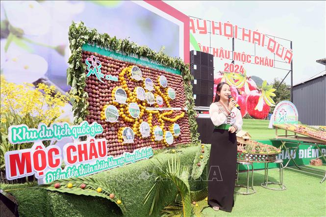 Thi trình bày mâm quả tại ngày hội. Ảnh: Quang Quyết-TTXVN