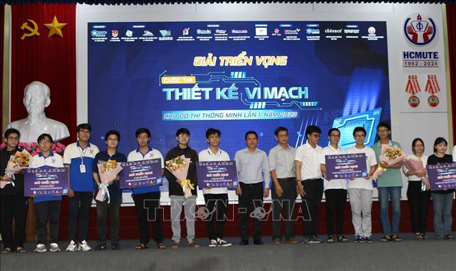 Lãnh đạo Vườn ươm doanh nghiệp Công nghệ cao (thuộc SHPT) trao giải triển vọng cho các thí sinh, nhóm thí sinh đạt thành tích tại cuộc thi Thiết kế vi mạch cho đô thị thông minh lần 1 năm 2024. Ảnh: Thanh Vũ-TTXVN
