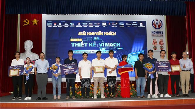 Đại diện Ban tổ chức trao giải khuyến khích cho các thí sinh, nhóm thí sinh đạt thành tích tại cuộc thi. Ảnh: Thanh Vũ-TTXVN
