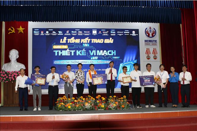 Ông Nguyễn Anh Thi, Trưởng BQL Khu Công nghệ cao Thành phố Hồ Chí Minh cùng các đại biểu và các thí sinh, nhóm thi sinh đoạt giải tại lễ tổng kết và trao giải. Ảnh: Thanh Vũ-TTXVN
