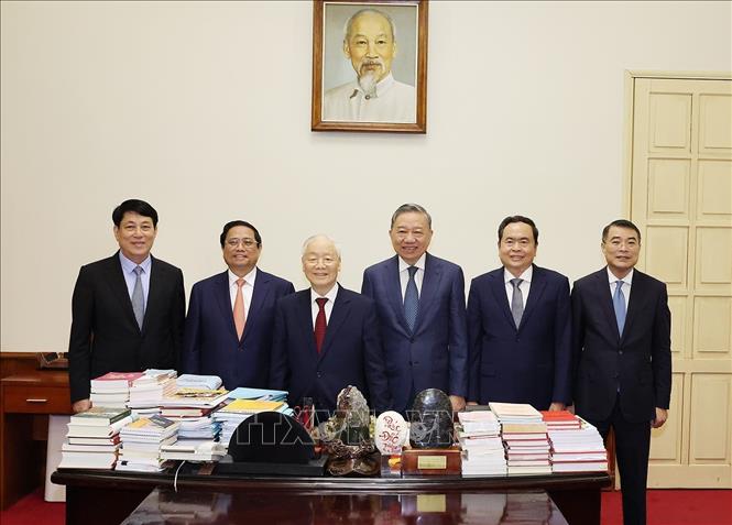 Tổng Bí thư Nguyễn Phú Trọng cùng các đồng chí lãnh đạo chủ chốt dự cuộc họp. Ảnh: Trí Dũng - TTXVN
