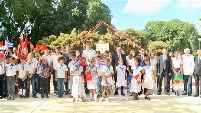 Representatives of the Cuban Institute of Friendship with Peoples and the Vietnamese Embassy in Cuba lay flowers at the Ho Chi Minh Park in Havana. VNA Photo: Mai Phương