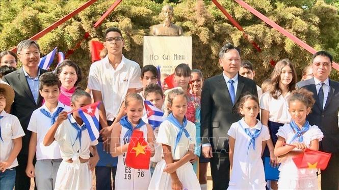 Representatives of the Cuban Institute of Friendship with Peoples and the Vietnamese Embassy in Cuba lay flowers at the Ho Chi Minh Park in Havana. VNA Photo: Mai Phương