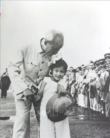 Cô bé Vương Tiểu Hồng (tức bà Vương Phong) được gặp Bác Hồ ngày 20/5/1957. Ảnh: Nhân vật cung cấp/TTXVN phát