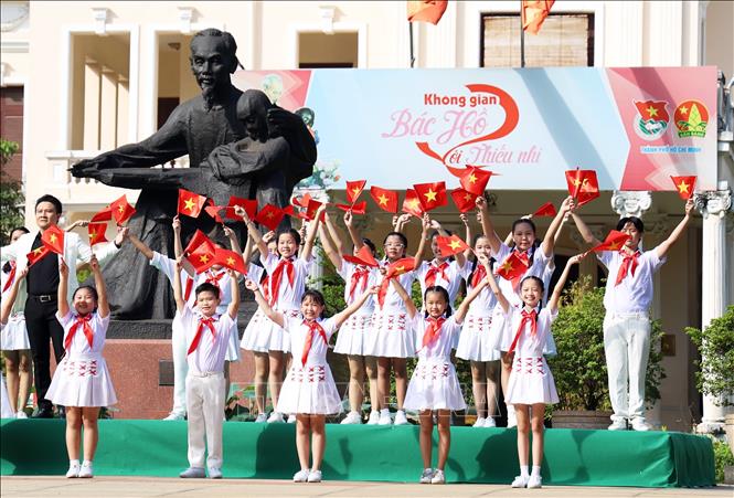 Tượng đài “Bác Hồ với thiếu nhi” nằm trong Không gian Bác Hồ với thiếu nhi tại Nhà thiếu nhi Thành phố Hồ Chí Minh. Ảnh: Hồng Đạt - TTXVN
