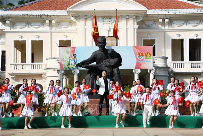 Thiếu nhi Thành phố Hồ Chí Minh sinh hoạt văn nghệ dưới tượng đài “Bác Hồ với thiếu nhi”. Ảnh: Hồng Đạt - TTXVN
