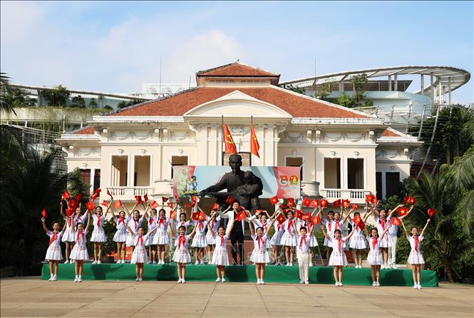 Tượng đài “Bác Hồ với thiếu nhi” ở Nhà thiếu nhi Thành phố Hồ Chí Minh là nơi thiếu nhi thường sinh hoạt văn nghệ, múa hát, hoạt động đội nhóm. Ảnh: Hồng Đạt - TTXVN
