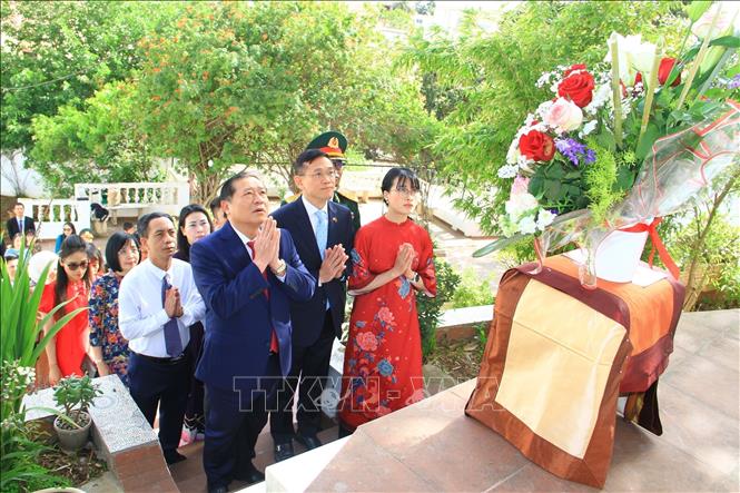 A view of the flower offering ceremony in Vietnamese Embassy in Algeria. VNA Photo: Trung Khánh