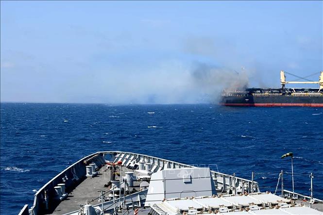 (Tư liệu) Con tàu bị lực lượng Houthi tấn công trên Vịnh Aden, ngày 6/3/2024. Ảnh: AFP/TTXVN