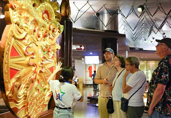 Du khách quốc tế tham quan Bảo tàng Hồ Chí Minh trong dịp kỷ niệm sinh nhật Bác. Ảnh: Thanh Tùng - TTXVN 