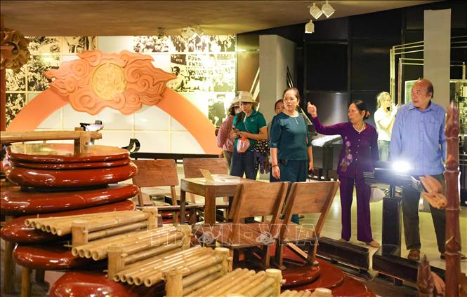 Dịp kỷ niệm 134 năm ngày sinh của Chủ tịch Hồ Chí Minh, nhân dân và du khách trên khắp cả nước về tham quan bảo tàng, tìm hiểu thêm về cuộc đời và sự nghiệp của Bác. Ảnh: Thanh Tùng - TTXVN