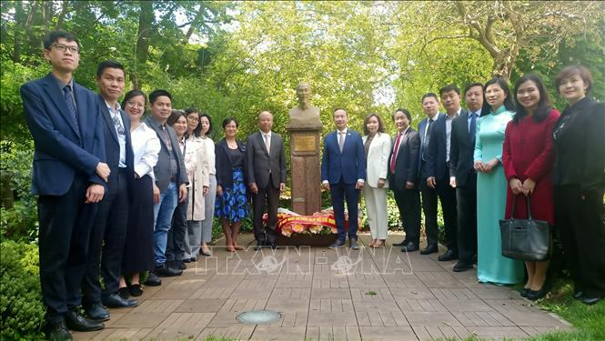 Delegates pose for a group photo at President Ho Chi Minh's statue in Montreau park, Montreuil commune. VNA Photo: Nguyễn Tuyên