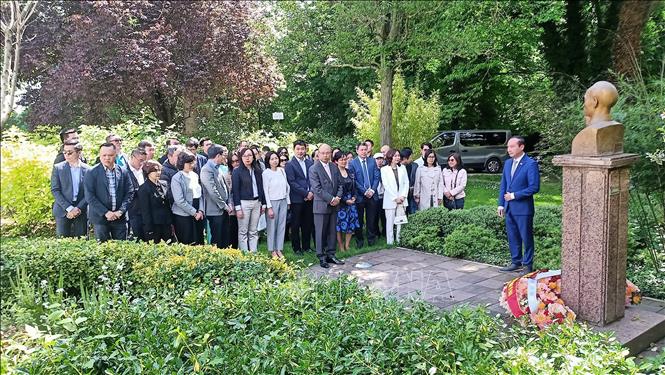 Vietnamese Ambassador to Belgium Nguyen Van Thao speaks at the floral tribute ceremony at Montreau Park. VNA Photo: Nguyễn Tuyên