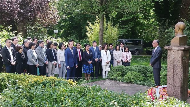 Vietnamese Ambassador to France Dinh Toan Thang speaks at the floral tribute ceremony at Montreau Park. VNA Photo: Nguyễn Tuyên