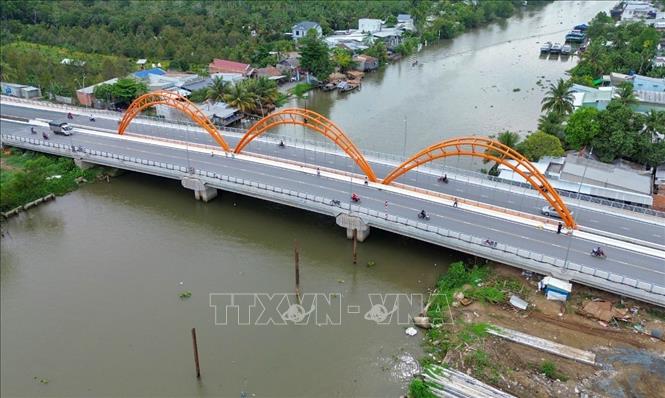 Cầu Tây Đô bắc qua sông Cần Thơ có vốn đầu tư hơn 225 tỷ đồng. Ảnh: Thanh Liêm - TTXVN