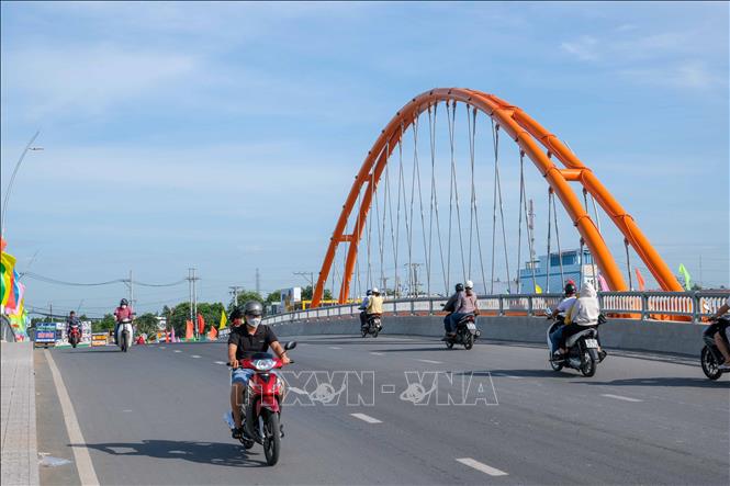 Người dân lưu thông qua cầu Cờ Đỏ. Ảnh: Thanh Liêm - TTXVN