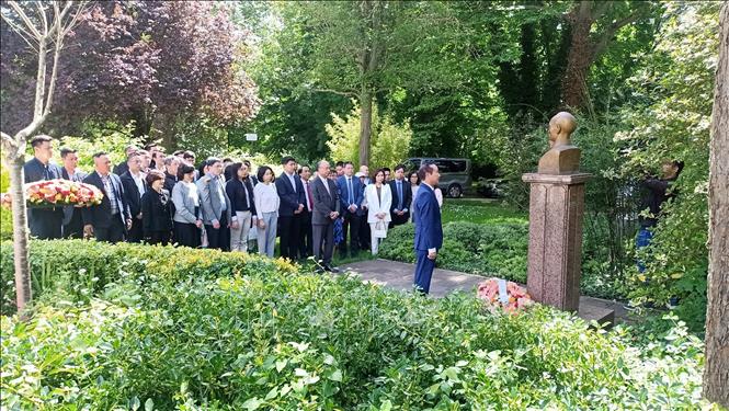 Ambassadors and OVs in France and Belgium pay floral tribute to President Ho Chi Minh at Montreau park in Montreuil commune, France. VNA Photo: Nguyễn Tuyên