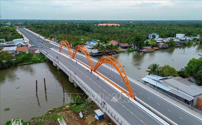 Cầu Tây Đô kết nối thị trấn Phong Điền với xã Nhơn Nghĩa, huyện Phong Điền. Cầu hoàn thành giúp đồng bộ về tải trọng khai thác các tuyến đường trên địa bàn. Ảnh: Thanh Liêm - TTXVN