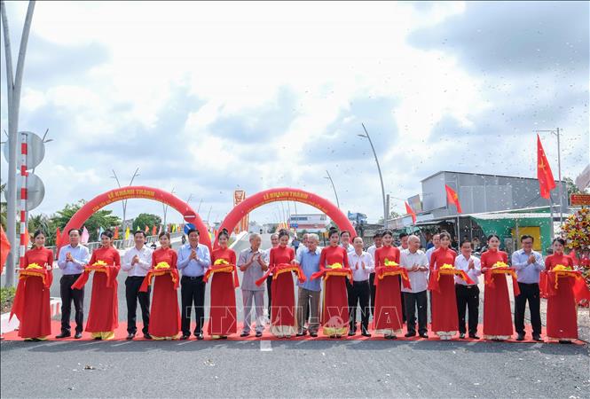Các đại biểu cắt băng khánh thành cầu Tây Đô. Ảnh: Thanh Liêm - TTXVN